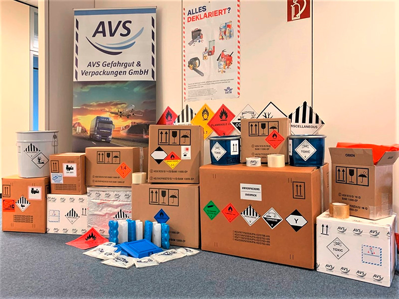 Ausstellungsraum der AVS Gefahrgut und Verpackungen GmbH mit verschiedenen Verpackungsm&ouml;glichkeiten f&uuml;r Industrie-, Export- und Gefahrguttransporte.