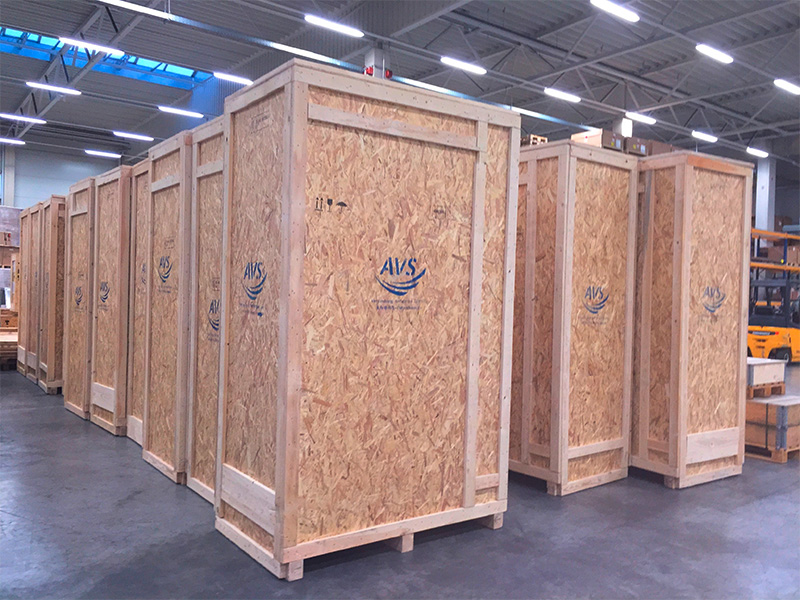 Ma&szlig;geschneiderte Industrieverpackung f&uuml;r Maschinen und Industrieg&uuml;ter mit stabilen Holzkisten, Verschl&auml;gen und Transportl&ouml;sungen von AVS.