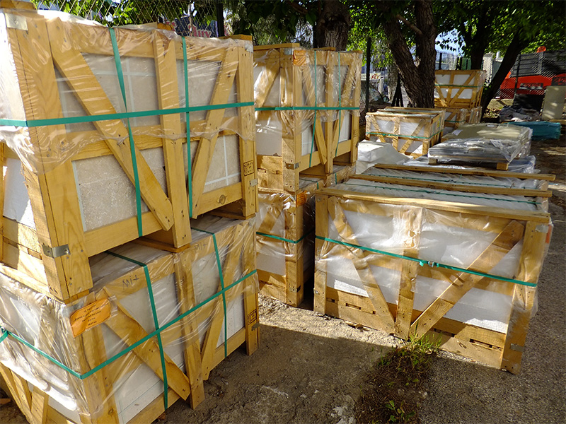 Holzpaletten und Verpackungsholz f&uuml;r eine stabile Luftfrachtverpackung von Maschinen und Industrieg&uuml;tern im internationalen Versand.