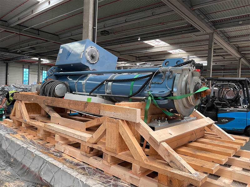 Individuelle Spezialverpackung f&uuml;r Maschinen und empfindliche Industrieg&uuml;ter mit ma&szlig;geschneiderter Holzkonstruktion f&uuml;r einen sicheren Transport.