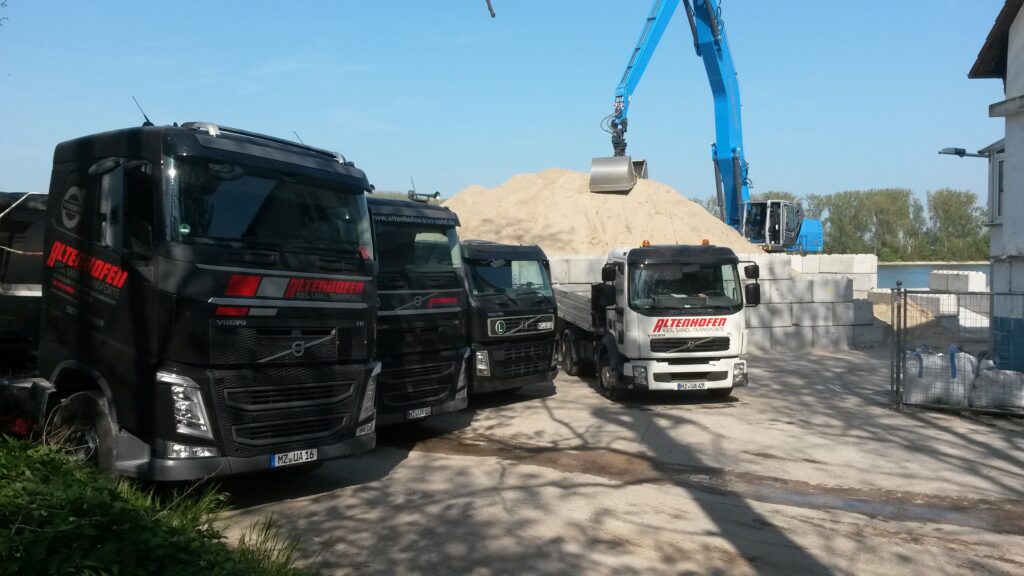 Altenhofen Kies und Sand Betrieb mit Maschinen und Transportfahrzeugen für Schüttgüter und Baustofflogistik in der Region
