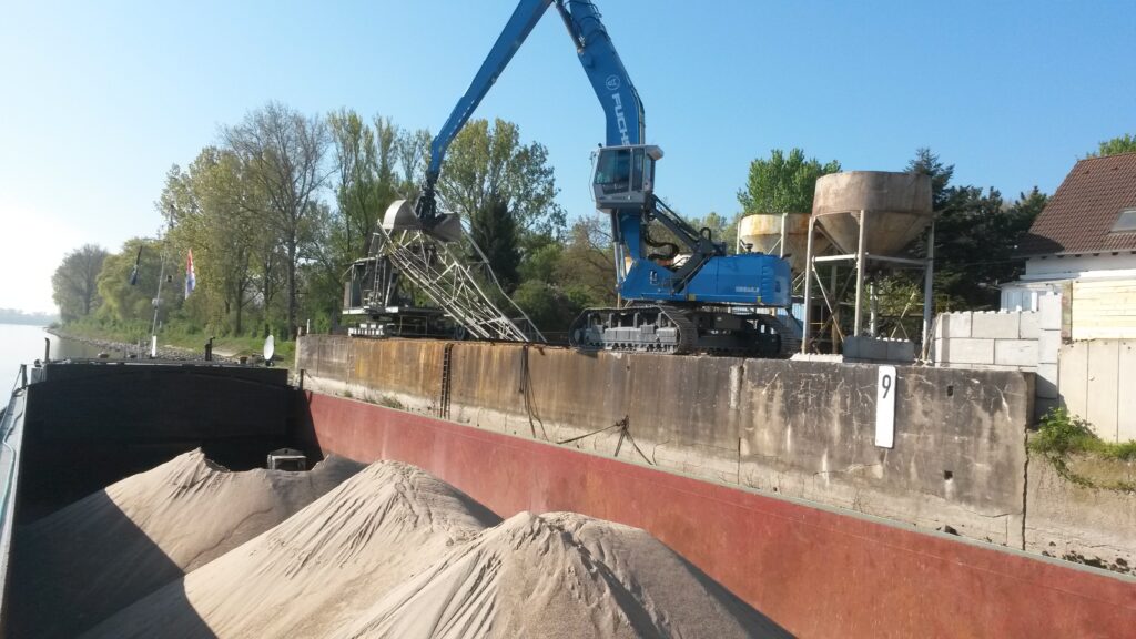 Unternehmensdarstellung der Firma Altenhofen in Weiler mit Schwerpunkt Kies Sand Transporte und regionaler Baustoffversorgung
