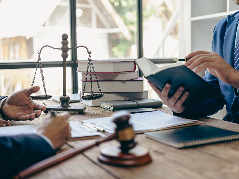 Rechtsanwalt berät Mandant bei einer Selbstanzeige Frankfurt